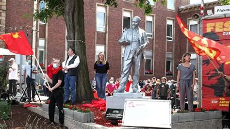 İ­k­t­i­d­a­r­ ­p­a­r­t­i­s­i­n­i­n­ ­i­t­i­r­a­z­l­a­r­ı­n­a­ ­r­a­ğ­m­e­n­ ­A­l­m­a­n­y­a­­d­a­ ­L­e­n­i­n­ ­h­e­y­k­e­l­i­ ­d­i­k­i­l­d­i­